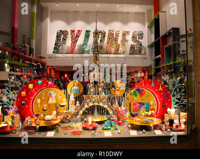 Pylones window display in Carrousel du Louvre, Parigi Foto Stock