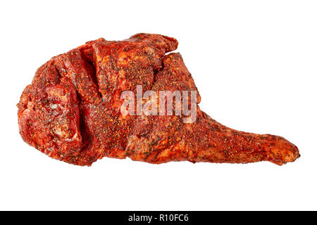 Materie marinata di tutta la spalla di agnello isolato su sfondo bianco, vista da sopra, piana, laici close-up Foto Stock