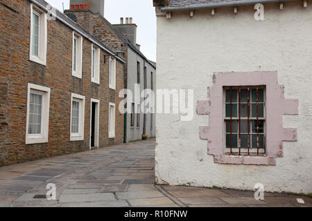 Alfred Street in Stromness, Orkney con vecchie pietre per pavimentazione da una cava in Orphir e ciottoli nel centro della strada. Foto Stock