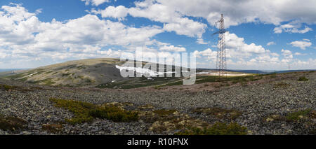 Panorama dei monti con le linee elettriche ad alta tensione in Sud Yakutia, Russia Foto Stock