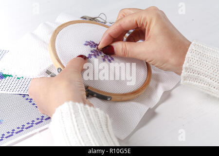 Il processo di lavorazione su un pezzo del ricamo, close-up Foto Stock