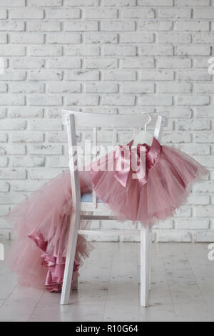 Estate bambini appendere abiti su staffe sul retro seggiolino per bambino. Posto per il testo Foto Stock