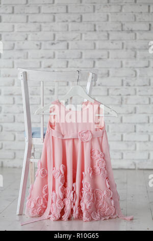 Estate bambini appendere abiti su staffe sul retro seggiolino per bambino. Posto per il testo Foto Stock