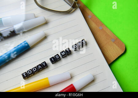 Oggi è il mio giorno messaggio scritto su blocchi di legno. Istruzione e motivazione concetti. Croce immagine elaborata su sfondo verde Foto Stock