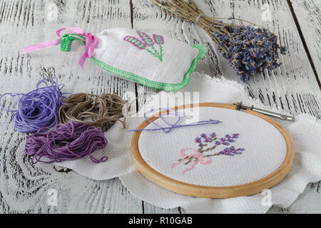 Ricamo a mano su tessuto, pattern lavanda Foto Stock