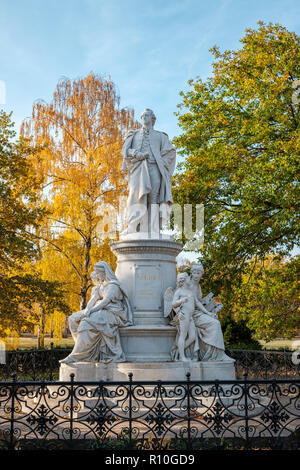 Berlino, Germania - Novembre 2018: la statua del famoso poeta Johann Wolfgang von Goethe in un parco nei pressi della Porta di Brandeburgo. Berlino, Germania Foto Stock