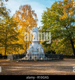 Berlino, Germania - Novembre 2018: la statua del famoso poeta Johann Wolfgang von Goethe in un parco nei pressi della Porta di Brandeburgo. Berlino, Germania Foto Stock