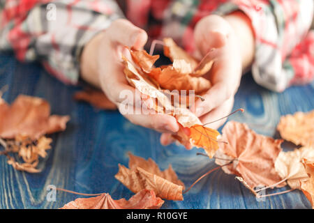 Mani maschio giocando con foglie secche, vista ravvicinata Foto Stock