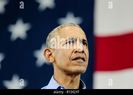 Ex U.S. Il presidente Barack Obama parla durante una campagna di rally per candidati democratici Foto Stock
