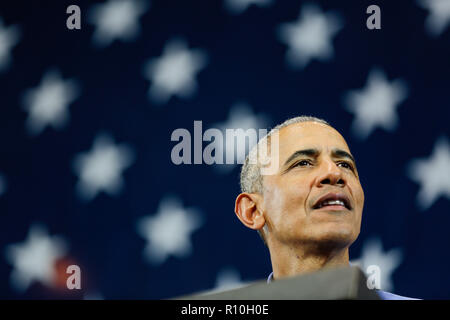 Ex U.S. Il presidente Barack Obama parla durante una campagna di rally per candidati democratici Foto Stock