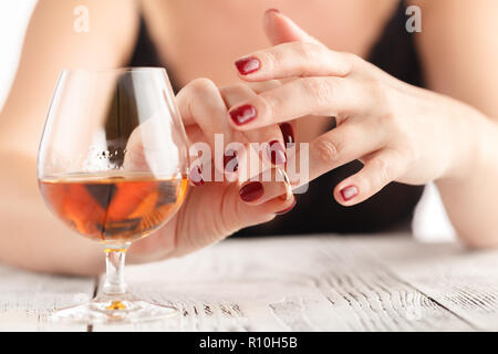 Donna rimuove un anello di nozze dopo il divorzio Foto Stock