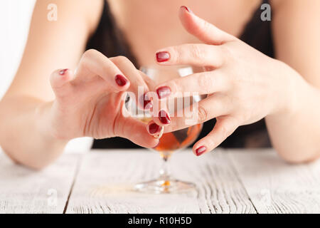 Donna rimuove un anello di nozze dopo il divorzio Foto Stock