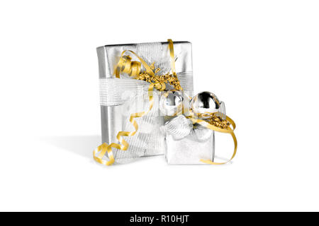 Due d'argento avvolto regali di Natale, gold e silver e nastri, sfondo bianco Foto Stock