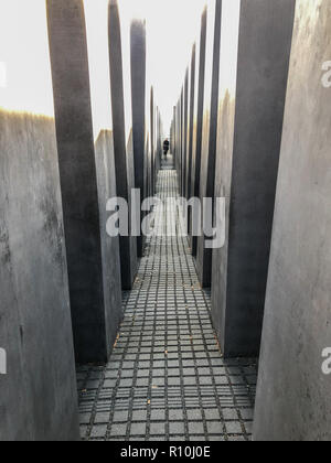 Berlino, Germania - Novembre 2018: all'interno del Monumento agli ebrei assassinati d'Europa a.k.a. Hocolcaust memorial a Berlino, Germania Foto Stock