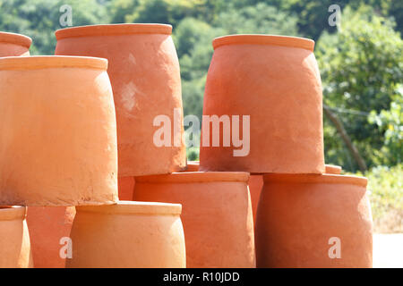 Caraffe georgiano per la produzione di vino (Kvevri) Foto Stock