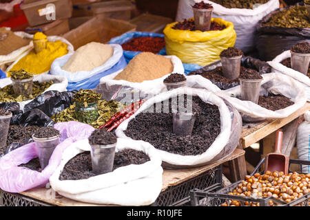 Varie spezie dalla strada del mercato con vari cibi e bevande. Mercato alimentare in Georgia Foto Stock