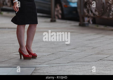 Il fumo di sigaretta in donne la mano. Soft focus."concetto - danni del fumo" Foto Stock