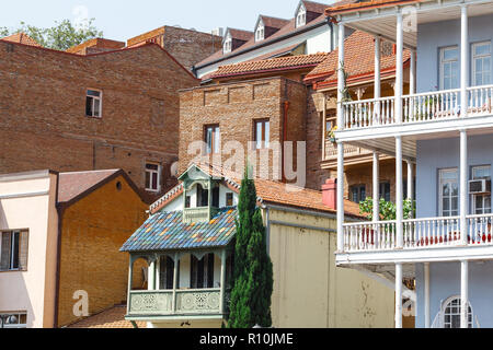 Vecchi Bagni di zolfo nel quartiere Abanotubani con legno balconi scolpiti nella Città Vecchia di Tbilisi, Georgia. Foto Stock