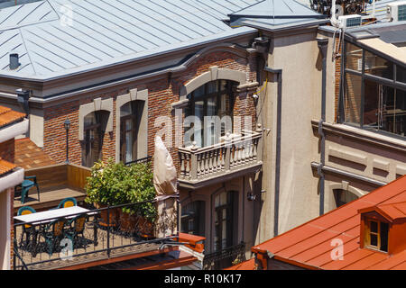 Vecchi Bagni di zolfo nel quartiere Abanotubani con legno balconi scolpiti nella Città Vecchia di Tbilisi, Georgia. Foto Stock