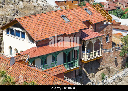 Colorate case tradizionali in legno con balconi scolpiti nella Città Vecchia di Tbilisi, Georgia Foto Stock