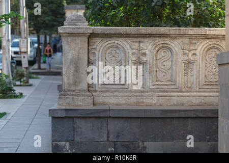 Recinzione in pietra con ornamento rotondo Foto Stock