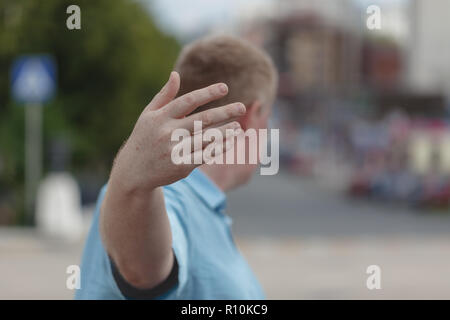 La funzione Seguimi. giovani felici guy tira la mano Foto Stock