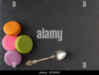 Menu concetto di decorazione. Amaretti su sfondo di ardesia Foto Stock