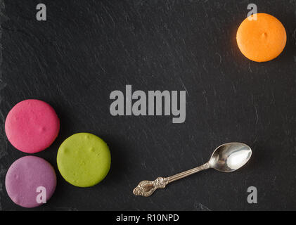 Menu concetto di decorazione. Amaretti su sfondo di ardesia Foto Stock