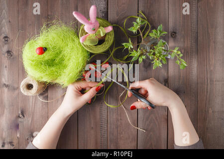 Concetto di artigianato. Pasqua decorazione ghirlande Foto Stock