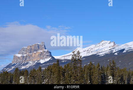 Una vista delle Montagne Rocciose dall Autostrada Trans Canada. Foto Stock