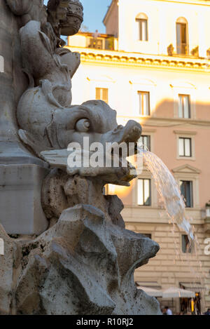 Roma, Italia - 24 ottobre 2018: Fontana del Pantheon dettaglio in primo piano in Piazza della Rotonda di fron del Pantheon di Roma, Italia Foto Stock