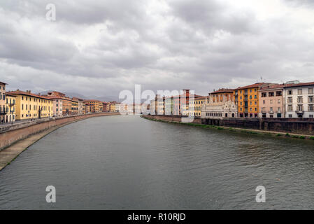 PISA, Italia - 29 ottobre 2018: Vista della città medievale di Pisa dal ponte "Ponte di Mezzo' sul fiume Arno Foto Stock