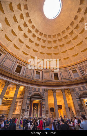 Roma, Italia - 24 ottobre 2018: Pantheon. Iconico tempio costruito circa 118 a 125 D.C. con una cupola e rinascimentale tombe, compresi di Raffaello. Foto Stock