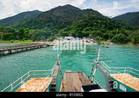 Rampa di traghetto, turchese mare tropicale e il Ferry Pier su Koh tropicale Isola Chang in Thailandia Foto Stock