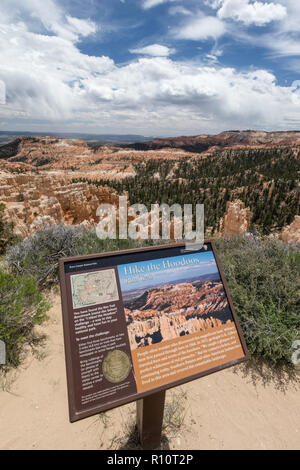 Vista delle formazioni hoodoo da lungo il cerchio nel Parco Nazionale di Bryce Canyon, Utah, Stati Uniti d'America. Foto Stock