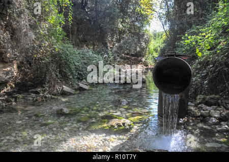 Acqua trattata viene restituita alla natura al flusso Kziv riserva naturale, della Galilea, Israele Foto Stock