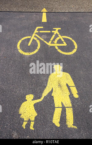 Segno attraversamento pedonale e pista ciclabile su asfalto Foto Stock