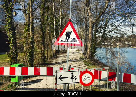 Segno di riparazione su strada, bypass sull'altro lato Foto Stock