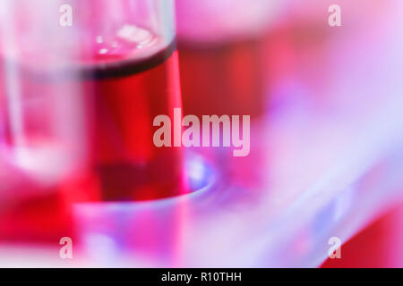 Provette Close up disposti in laboratorio di analisi mediche Delle cure mediche immunità analisi del concetto di virus. Foto Stock