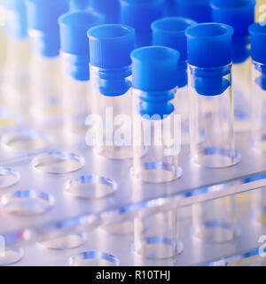 Provette Close up disposti in laboratorio di analisi mediche Delle cure mediche immunità analisi del concetto di virus. Foto Stock