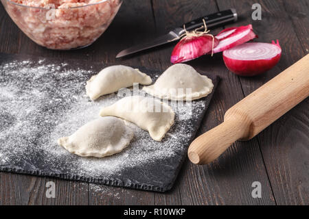 Ingredienti per la fabbricazione di materie pelmeni Foto Stock