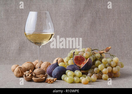 Vino bianco con fig, uva e dado Foto Stock