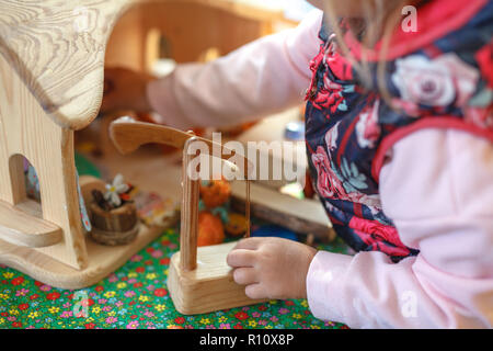 Ragazzo concentrato colorato mette le monete durante ABA Foto Stock