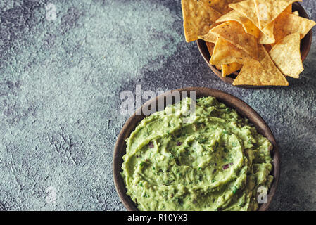 Guacamole nella ciotola con tortilla chips Foto Stock