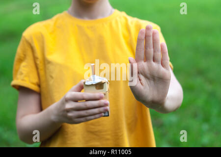 Sano giovane donna rifiuta di prendere la sigaretta dal Pack Foto Stock