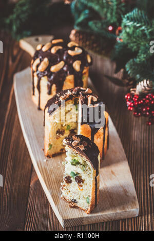 Panettone decorato con albero di Natale Foto Stock