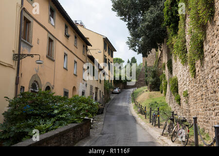 La strada fino al Forte di Belvedere sulla sponda sud del fiume Arno a Firenze, Italia Europa Foto Stock