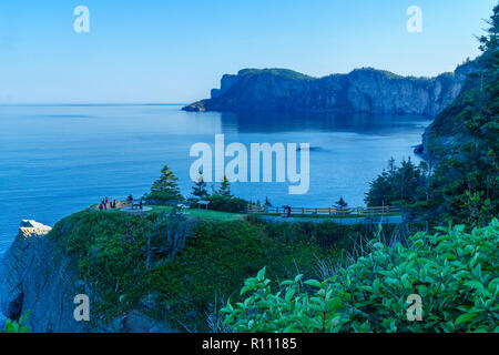 Cap des Rosiers, Canada - 13 Settembre 2018: il paesaggio di scogliere e oceano nel Cap-Bon-Ami, con visitatori, nel settore nord della national Forillon Pa Foto Stock