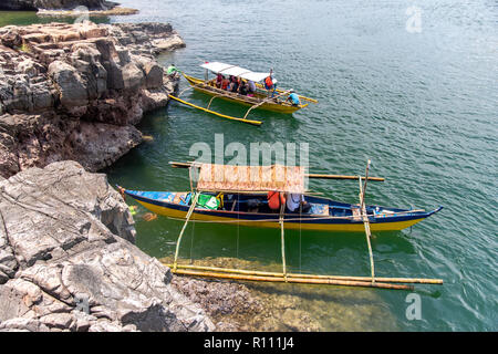 Sep 22,2018 Bataan, Filippine - persone godono dell'acqua di mare Foto Stock