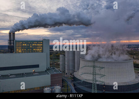 Torre di raffreddamento dell'impianto di cogenerazione di energia termica ed elettrica Moorburg nel porto di Amburgo Foto Stock